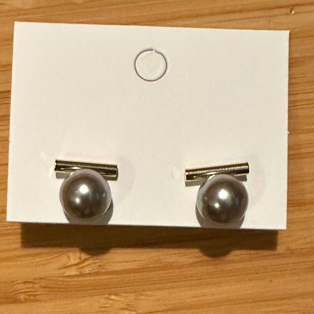3 for $20 🎉🎊🎉 Gray Pearl Earrings